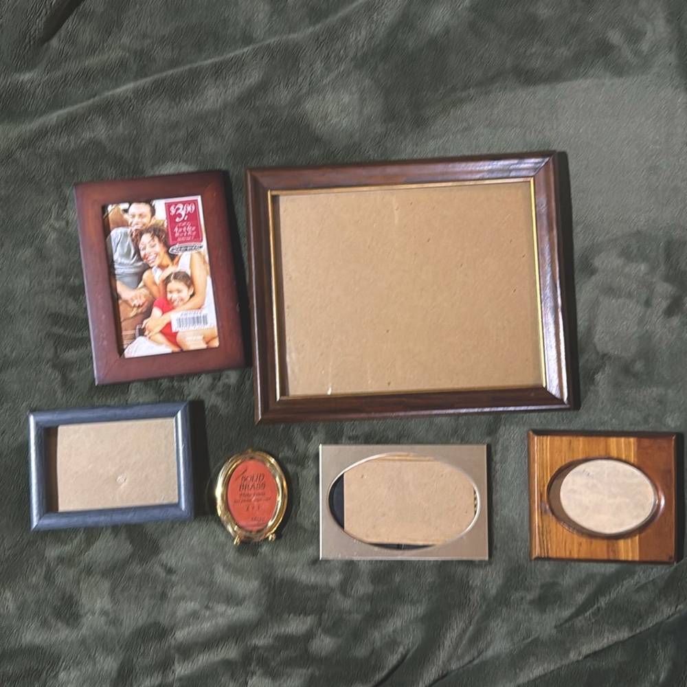 Six pictures frames.